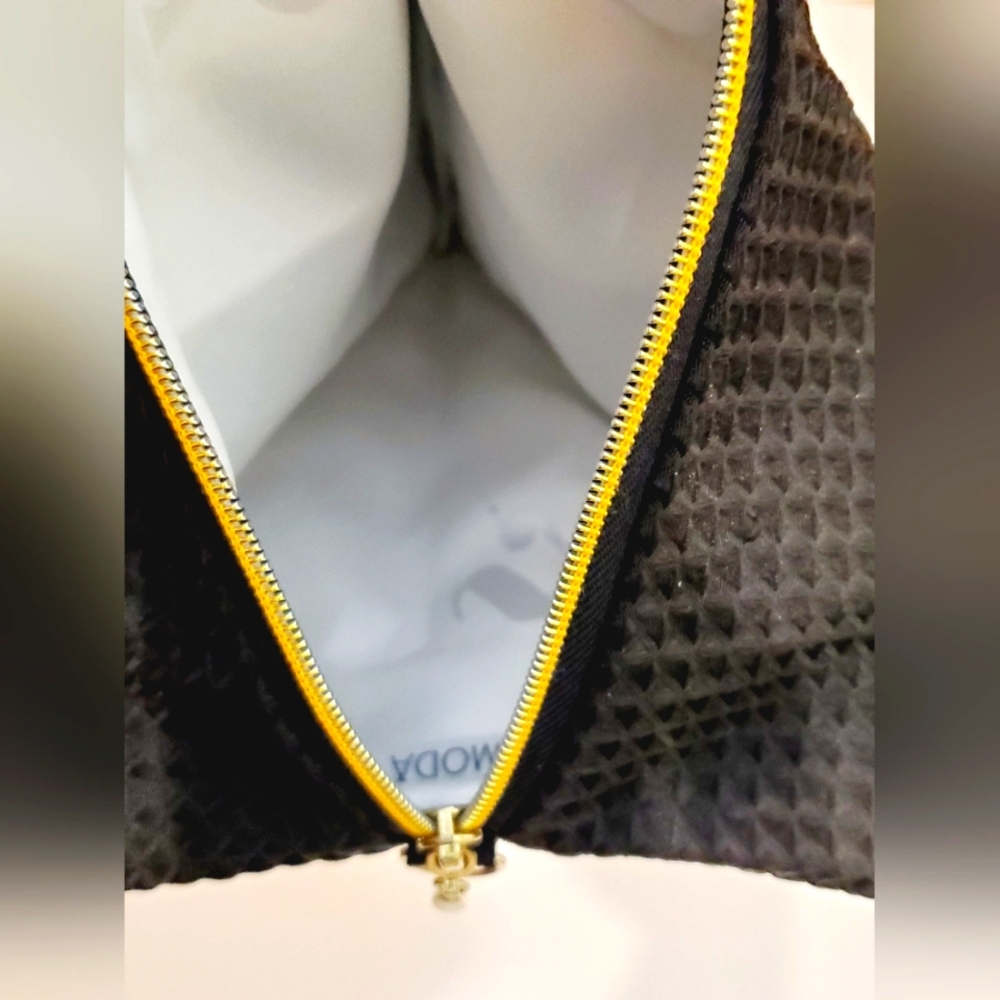 Basque Moda Triangular Pyramid Crossbody/Wristlet - image 4